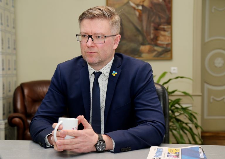 «Me ei ole nii väiksed, me oleme sisult palju suuremad kui nii mõnigi meist füüsiliselt suurem riik,» ütleb suursaadik Kaimo Kuusk Eesti kohta.