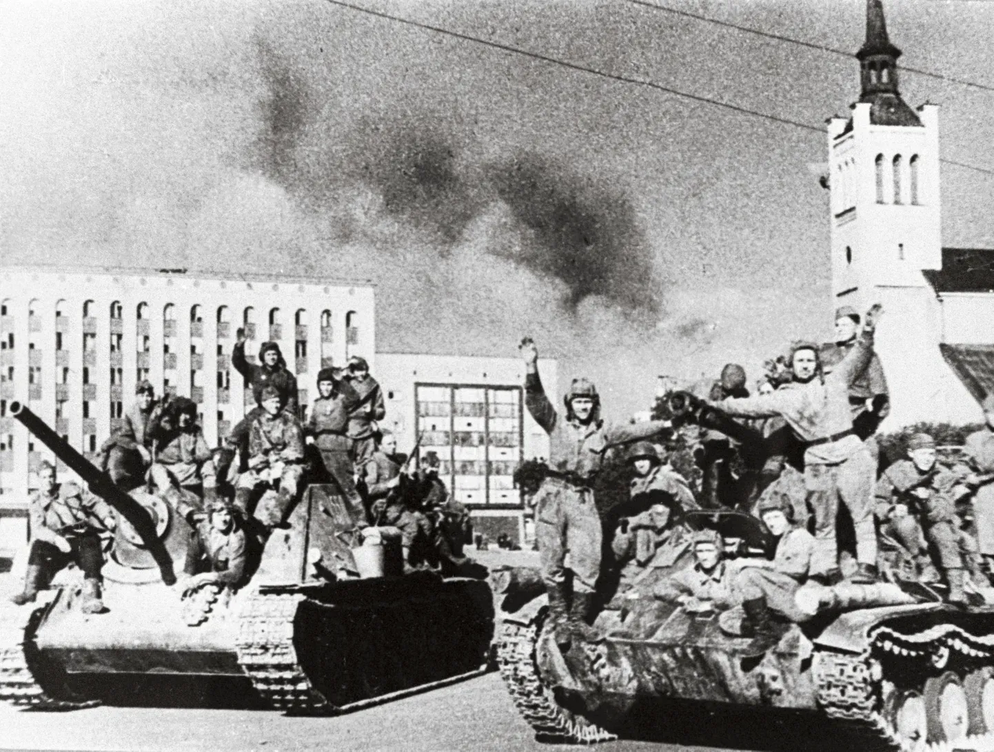 Танки и военнослужащие советской армии на площади Вабадузе в Таллинне. 22.09.1944 года.