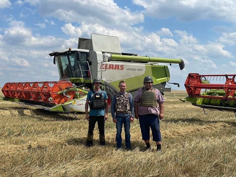 Фермеры из Запорожской области в поле. Хозяйство этих мужчин расположено в 15 километрах от линии фронта, и основная задача у них сейчас – как можно быстрее собрать урожай.