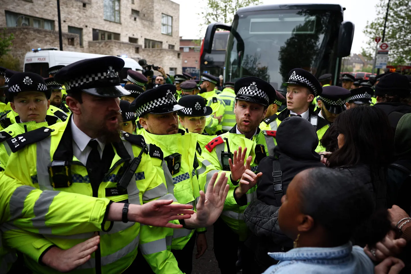 Briti politsei ja sisserännanute vaheline kokkupõrge põgenike varjupaiga juures Londoni lõunaosas. Kokkupõrke põhjustas otsus saata osa Aafrikast saabunud põgenikke riigist välja.