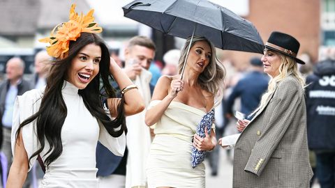 No ekstravagantām cepurēm līdz drosmīgām kleitām: Grand National “Ladies Day” modes parāde