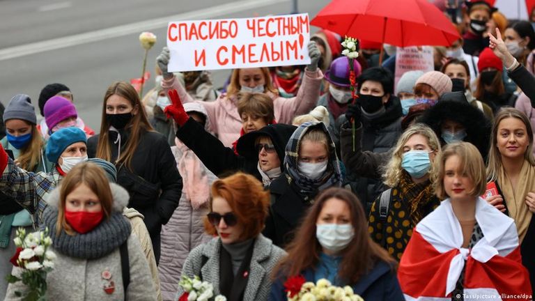 Женский марш протеста в Минске, октябрь 2020 года