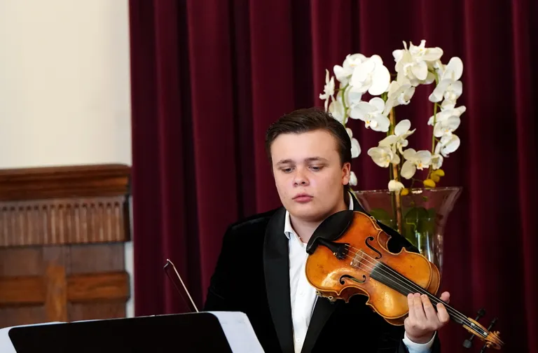 Vijolnieks Daniils Bulajevs.