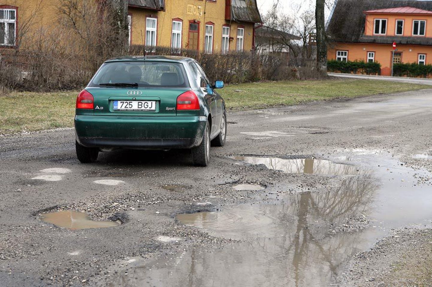 Allika tänav on Viljandis üks, kus igal aastal tekivad sügavad löökaugud, millest mööda sõitmiseks tuleb kõvasti manööverdada.