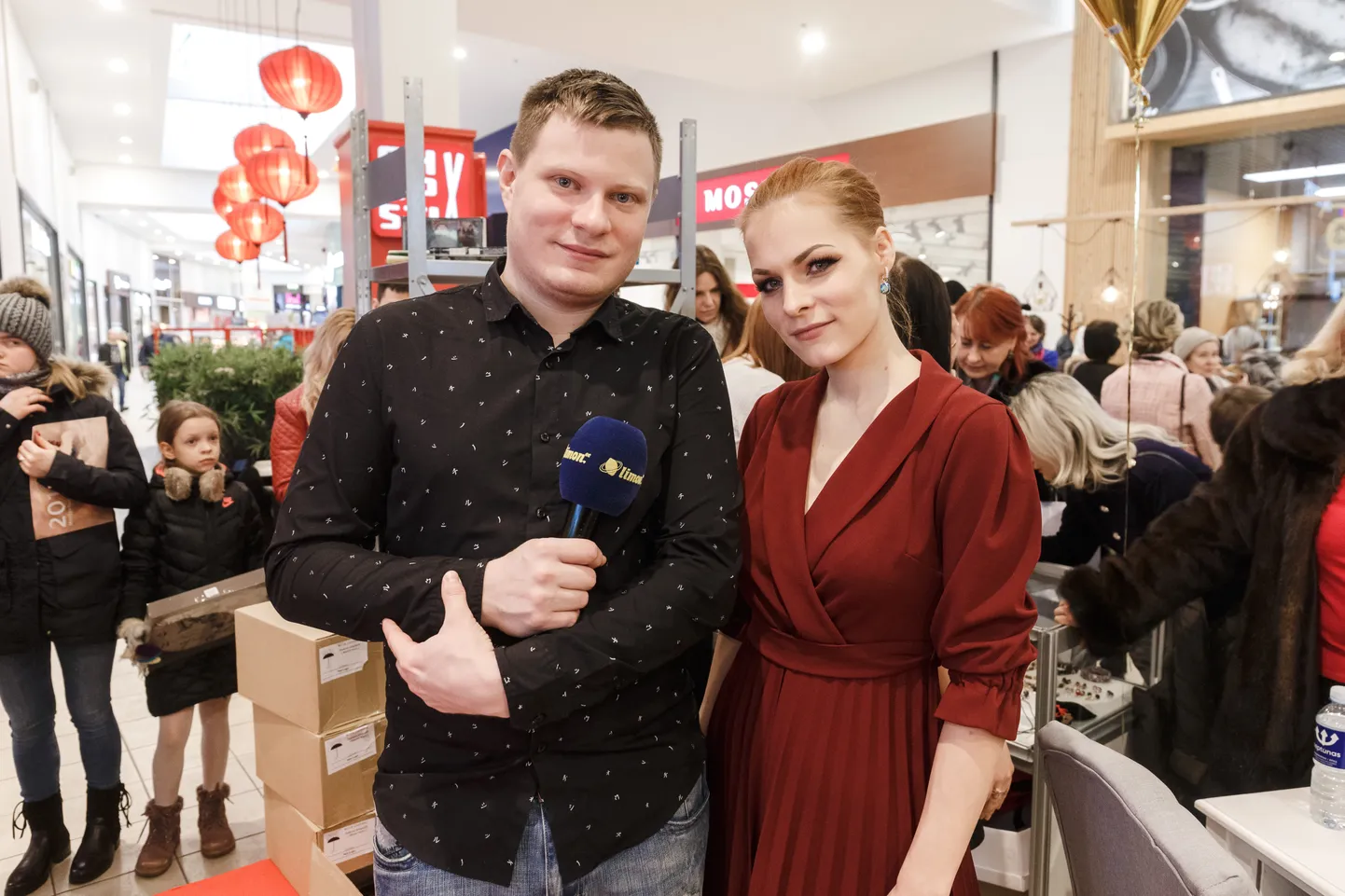 Мэрилин Керро раздает автографы в Lasnamäe Centrum