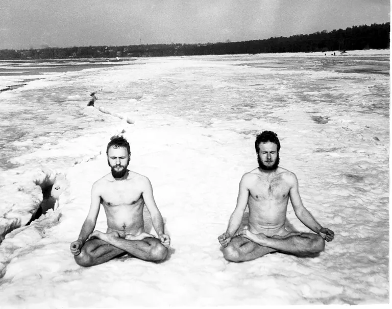 Vladimir Wiedemann ja Dmitri Petrjakov lumemeditatsioonis Tallinnas 1982. aastal.