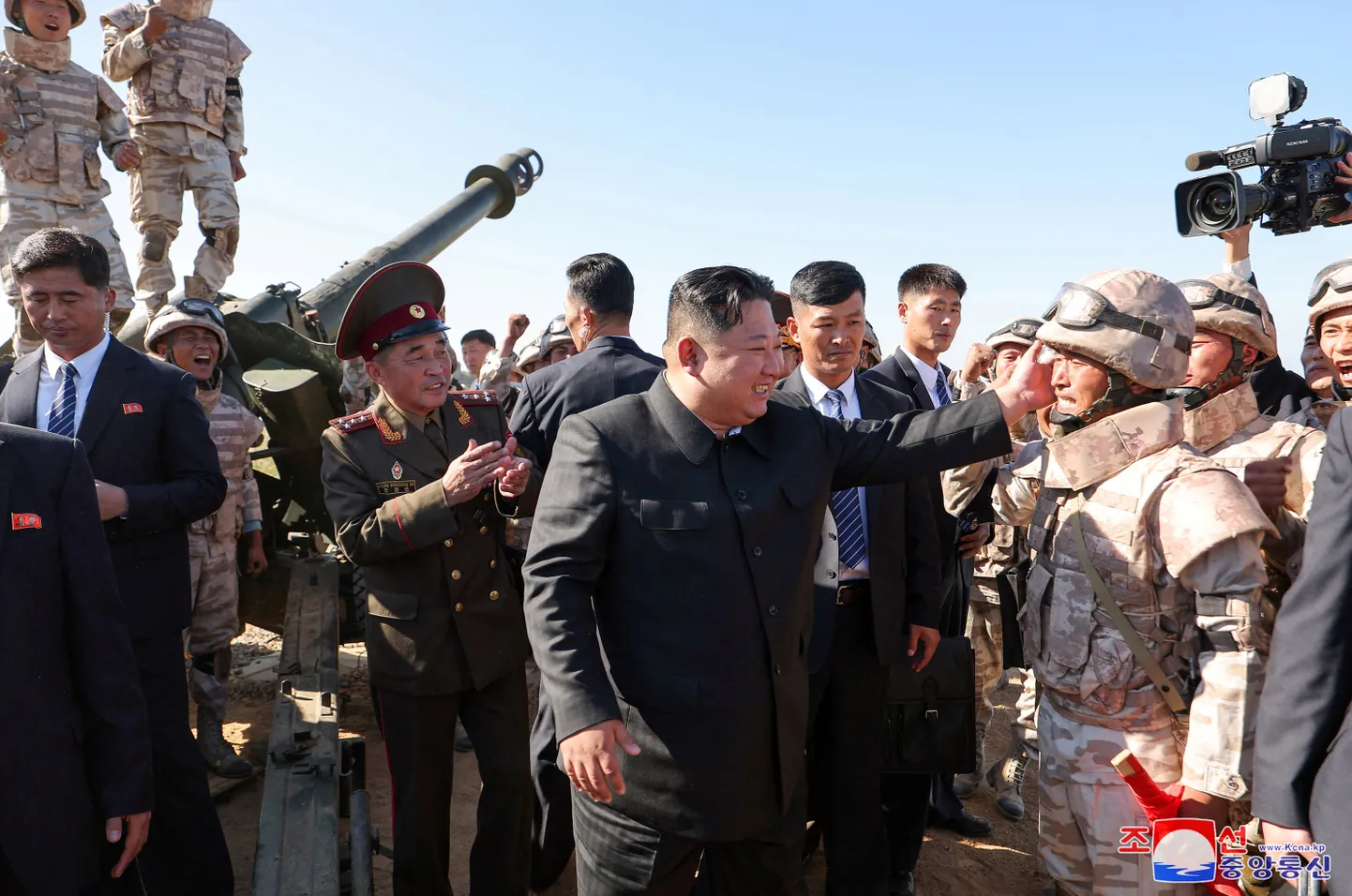 Põhja-Korea liider Kim Jong-un koos sõduritega.