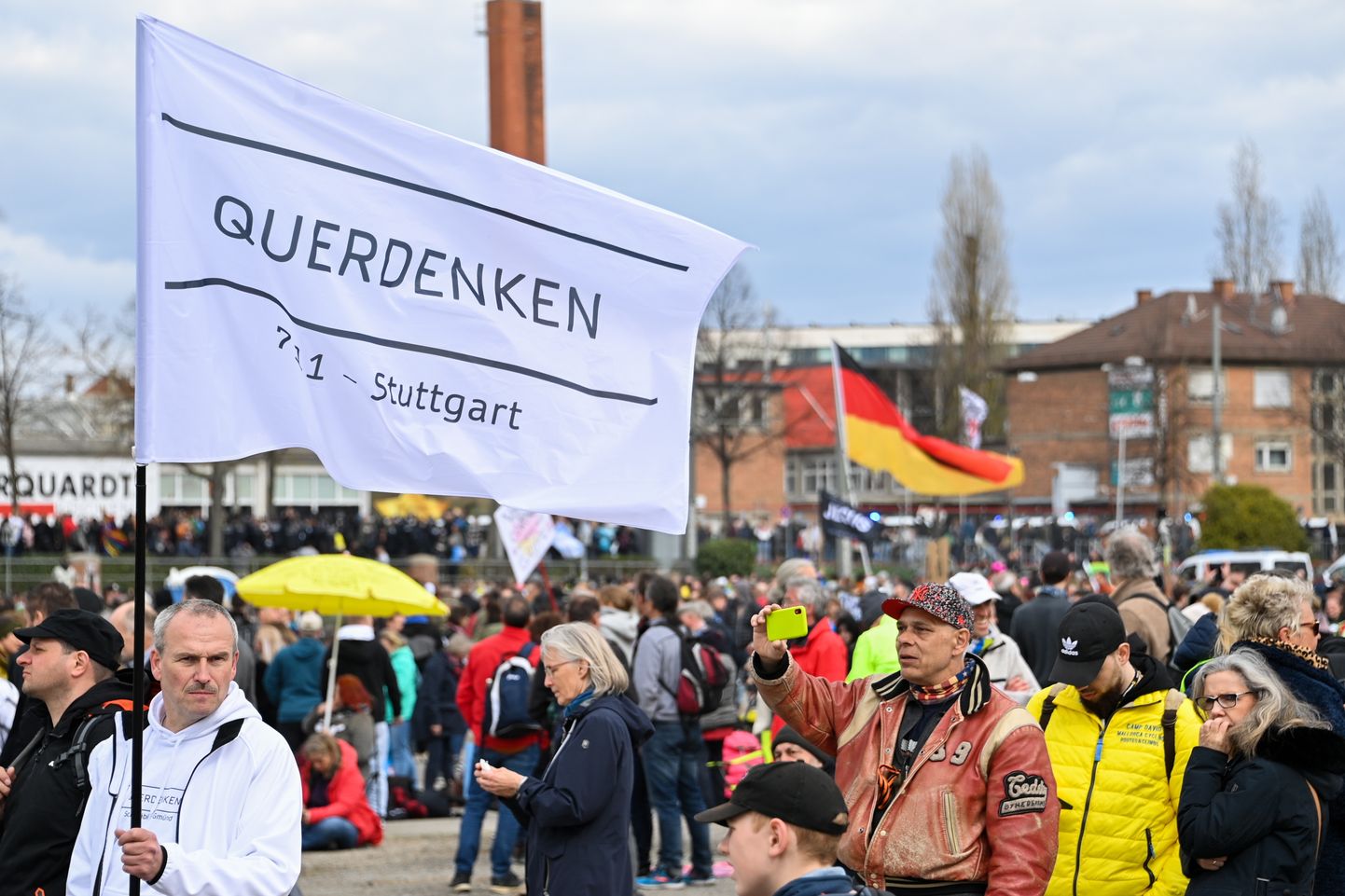 Koroonapiirangute vastane meeleavaldus Saksamaal Stuttgartis. Saksamaa kaotas hea ajakirjanduskeskkonnaga riigi staatuse, kuna protestidel rünnati korduvalt ajakirjanikke.