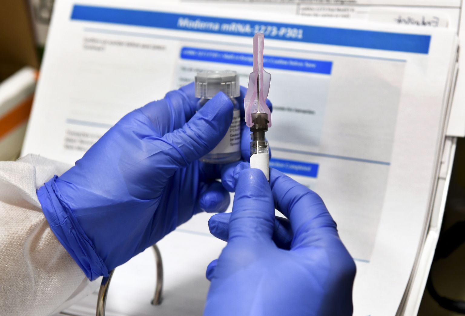 Õde Kathe Olmstead valmistab ette süsti maailma suurima koroonaviiruse vaktsiini uuringu alguses 27. juulil 2020 New Yorgi osariigis Binghamptonis.