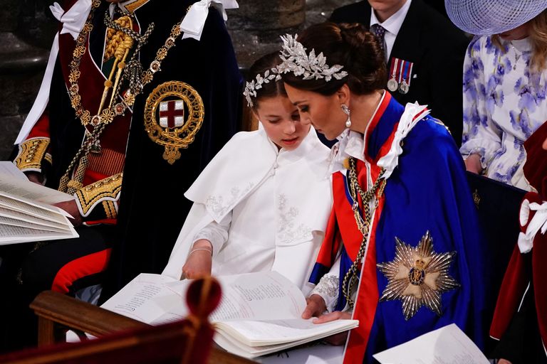 Poole tseremoonia pealt lahkus prints Louis koos lapsehoidjaga ja printsess Charlotte istus üksinda oma vanemate vahel.