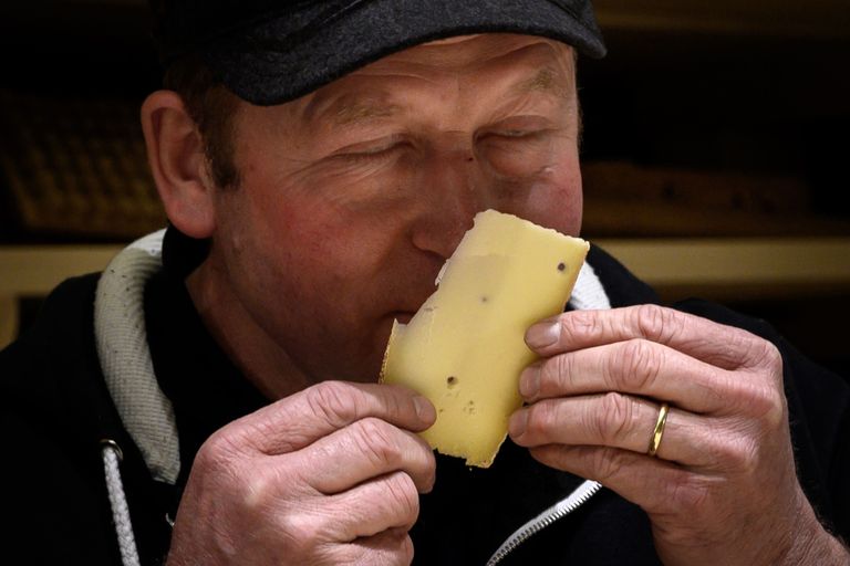 Juustumeister Beat Wampfler nuusutamas hiphopi «kuulanud» juustukerast lõigatud tüki lõhna