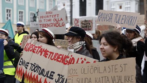 FOTOD ⟩ Tudengid nõuavad meeleavaldusel toetussüsteemi muutmist