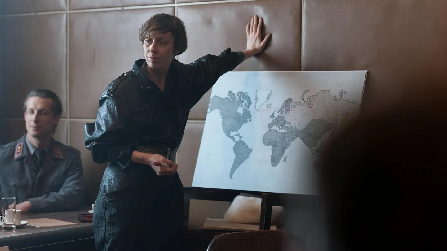 Soome-Eesti filmis «Rakett» mängib Tiina Tauraite Eestist pärit tuumafüüsikut Mailis Ahmot.
