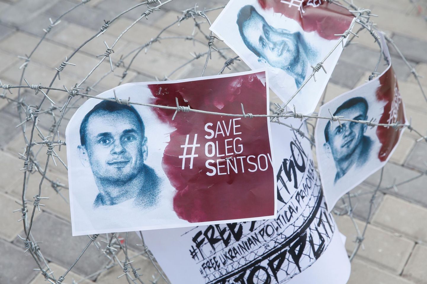 Näljastreiki pidava Oleg Sentsovi vabastamist nõudvad plakatid Venemaa saatkonna ees Kiievis.