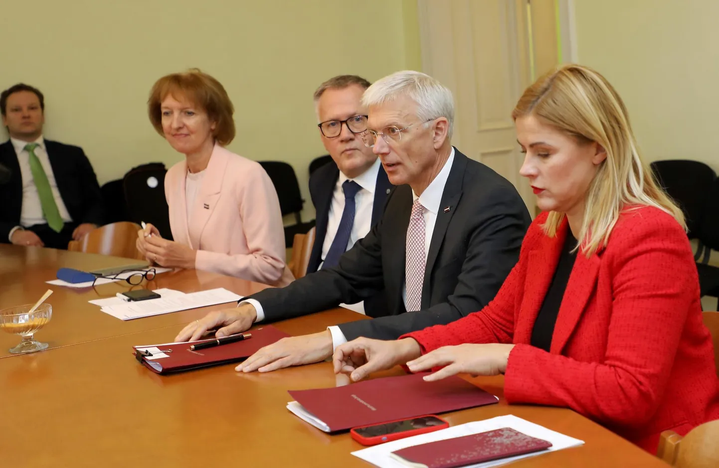 Peaministripartei Uus Ühtsus koalitsioonikõnelustel Ühendnimekirja esindajatega. Paremalt teine praegune ja ilmselt tulevane peaminister Krišjānis Kariņš.