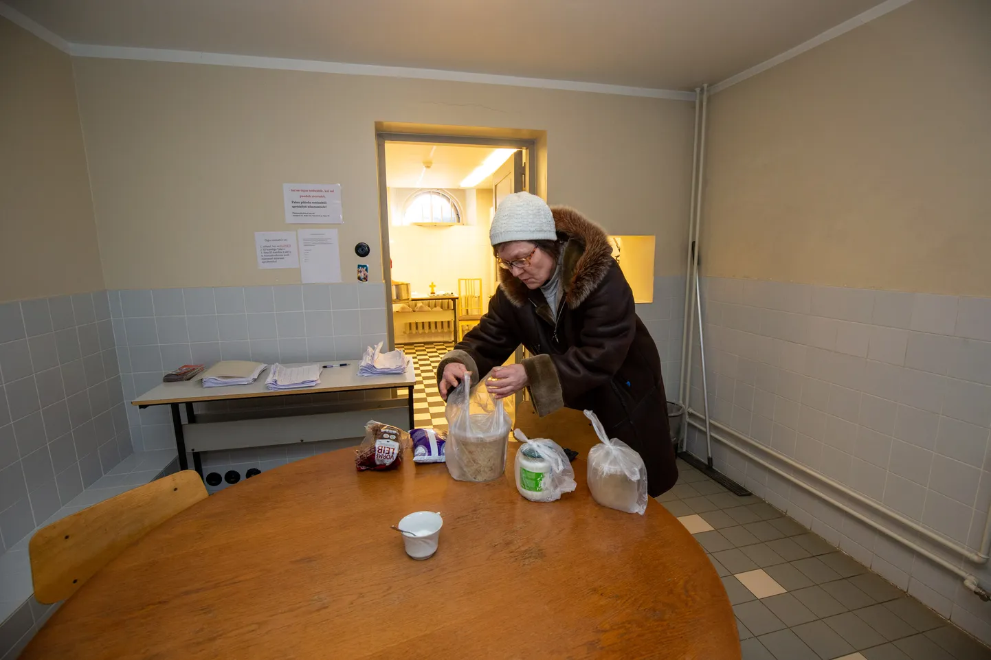 Pauluse kiriku juures tegutseb supiköök. Irina Levtšenko pakib kaasa supi kuuele inimesele.