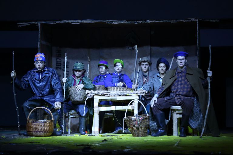 Draamakunstikooli ja Dmitri Krõmovi Laboratooriumi lavastus «Vene bluus. Seenelkäik» etendub Tallinnas Vaba Lava teatrikeskuses.