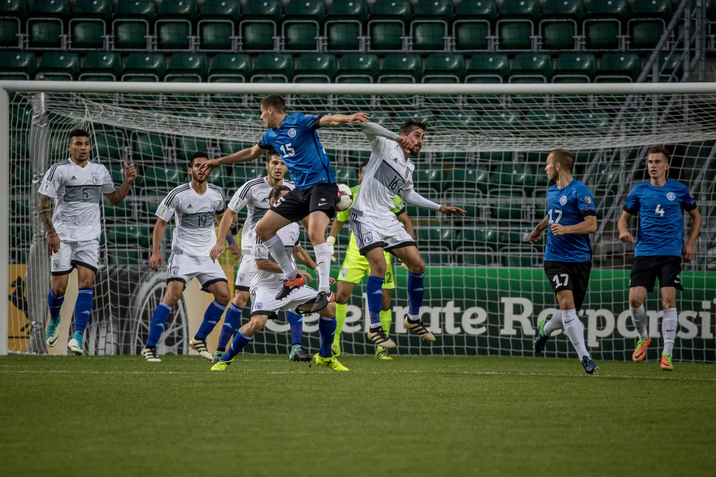 Artur Pikk (keskel) aitas külalised Küproselt kuival hoida.