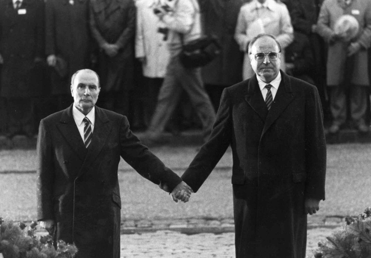Президент Франции Франсуа Миттеран (слева) и канцлер Германии Гельмут Коль (справа) на церемонии французско-германского примирения под Верденом 22 сентября 1984 года.