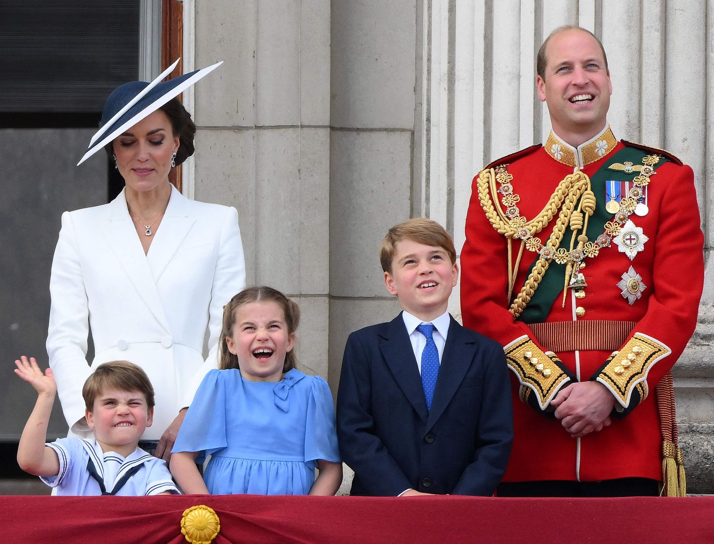 Prints William ja Cambridge'i hertsoginna Kate ning nende lapsed Louis, Charlotte ja George plaatinajuubeli pidustustel.