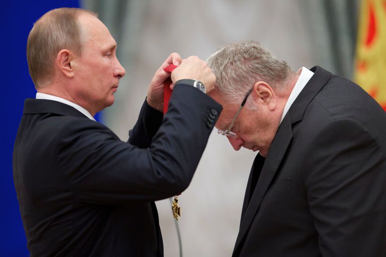 Владимир Путин награждает Владимира Жириновского во время церемонии в Кремле. Москва, 22 сентября 2016 года
