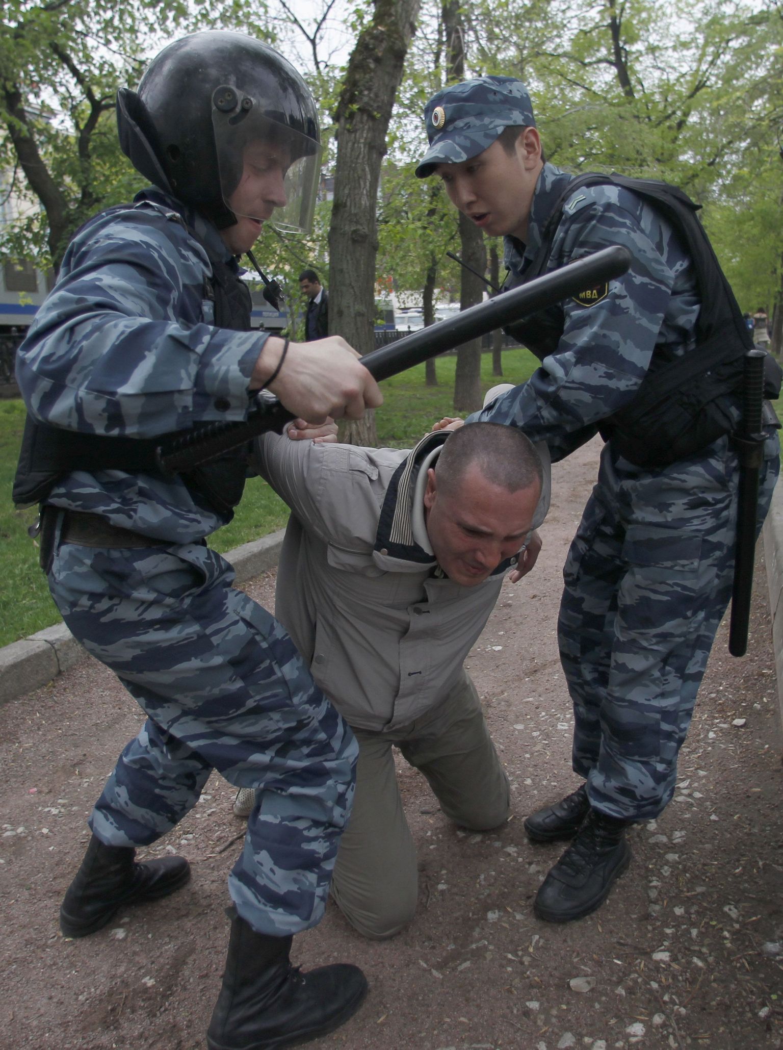 Venemaa siseministeeriumi väed üht opositsiooniliiget kinni pidamas.