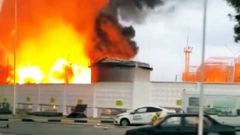 VIDEO ⟩ Sočos pēc ukraiņu dronu uzbrukuma plaši deg naftas bāze