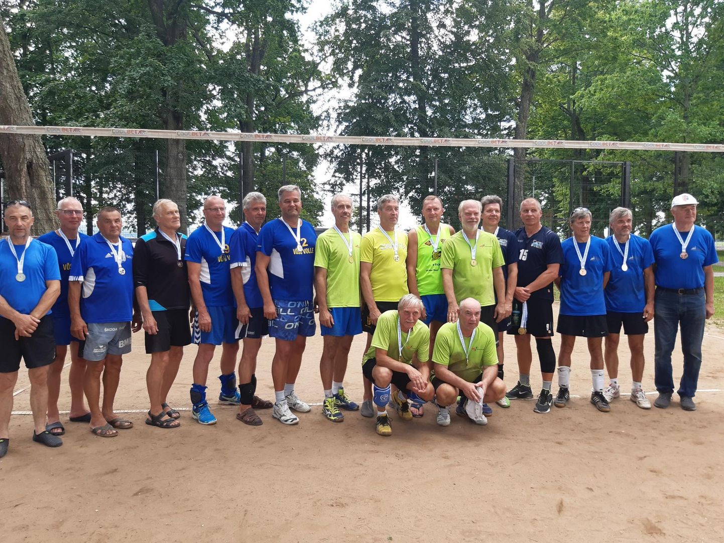 Spordiveteranide võrkpalliturniiri M55 klassi esikolmik. Lääne-Viru meeskond (vasakul sinistes särkides) hõivas teise koha.