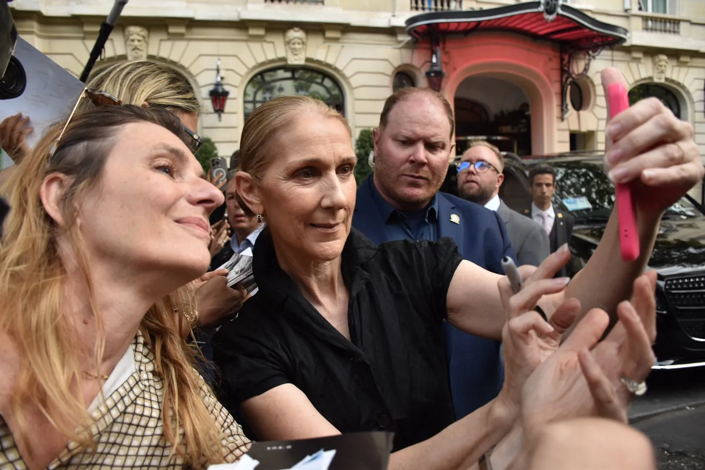 Celine Dion (pildil) ja Lady Gaga ööbivad mõlemad Royal Monceau hotellis ning on juba harjutanud maailmakuulsat prantsuskeelset laulu, mida nad avatseremoonial usutavasti esitavad.