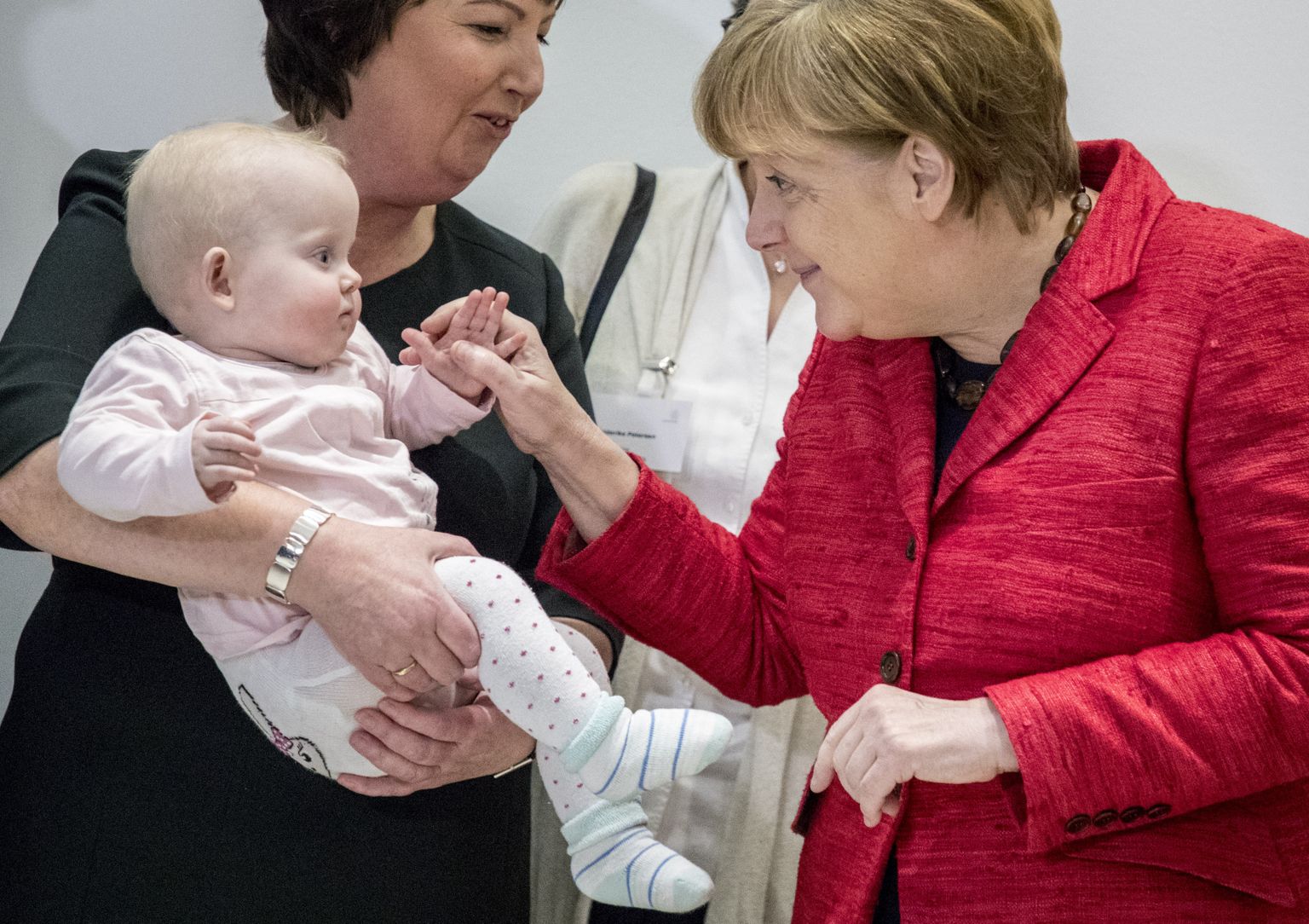 Angela Merkel tutvub beebi Romyga.