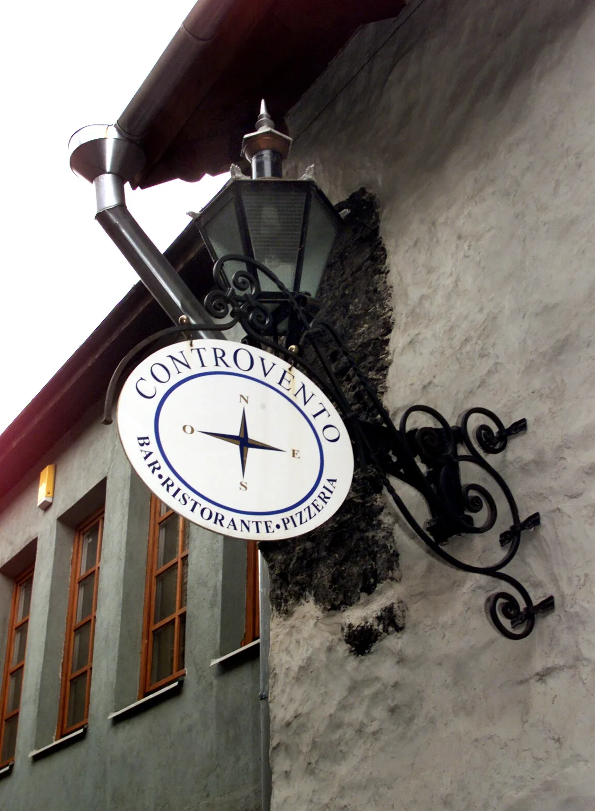 Itaalia ärimehe Salvatore Grasso mõrvapaik Müürivahe 26 maja juures (õues). Pildil bar-restoran-pizzeria CONTROVENTO Katariina käigus.th/Foto TOOMAS HUIK POSTIMEES