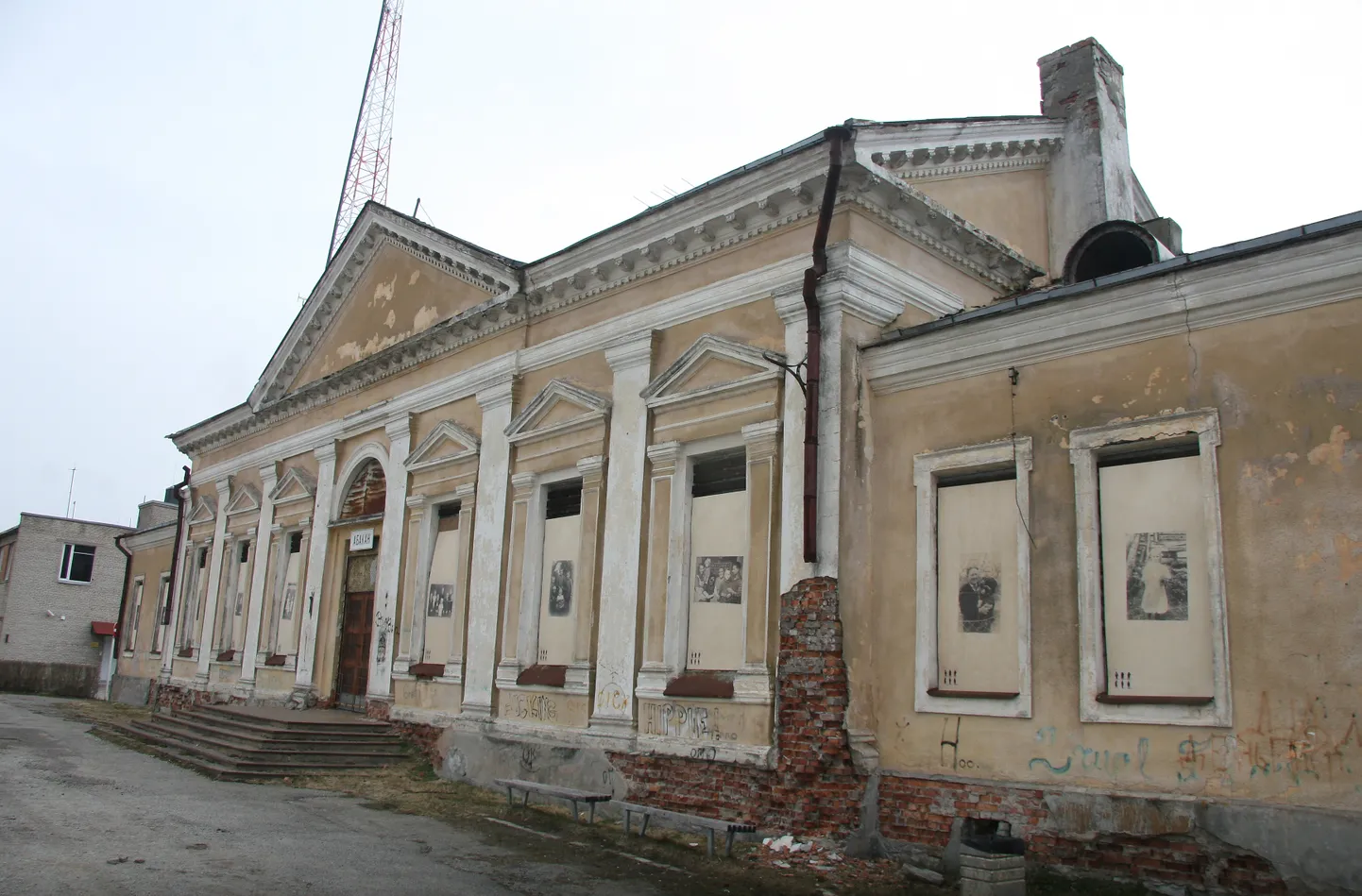 Vana jaamahoone korrastamine on poliitikute valimislubadustes kohalike valimiste eel olnud juba ammust ajast, ent siiani pole lubaduste täitmiseni jõutud.