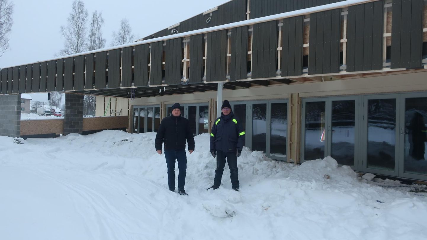 ASi RIS Ehitus tegevjuht Raini Tsäko (vasakul) ja objektijuht Arvo Liivamägi võivad rahulolevalt nentida, et Leevaku uus raamatukogu on jõudnud katuse alla.