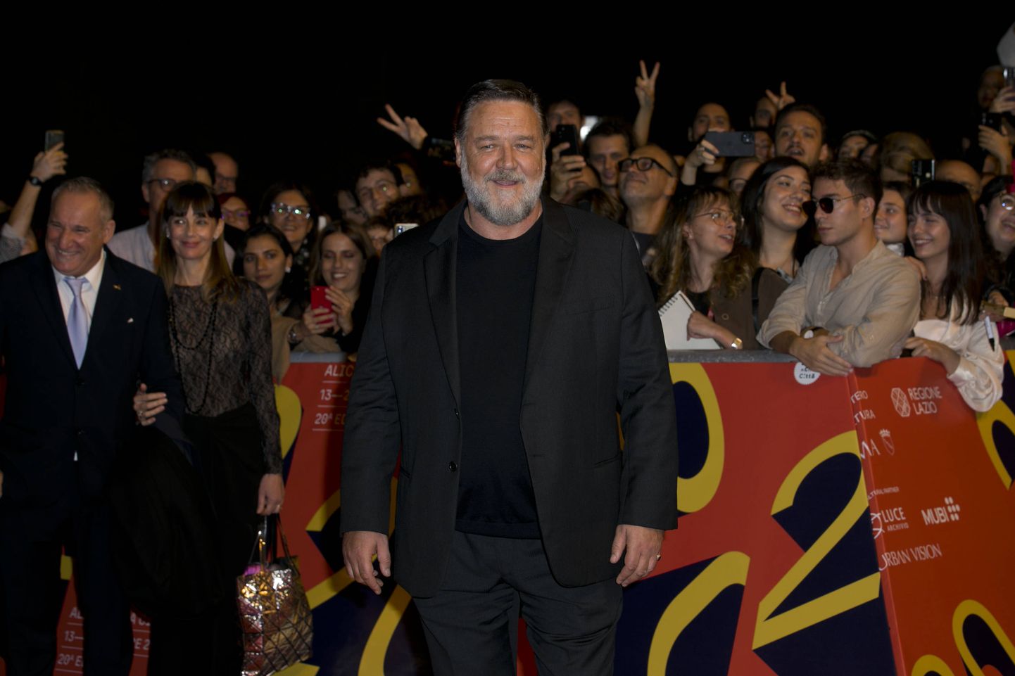 Russell Crowe poseeris oma värske filmi «Poker Face» esilinastusel punasel vaibal ka üksinda.