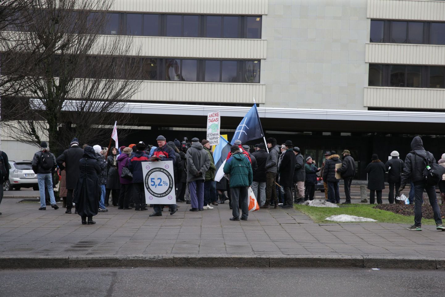 Eesti Konservatiivne Rahvaerakonna eestvõttel kogunes 18. veebruaril Tallinnas välisministeeriumi ette umbes 50 inimest, kes avaldasid meelt samal päeval Moskvas allkirjastatud Eesti-Vene piirilepingute vastu.