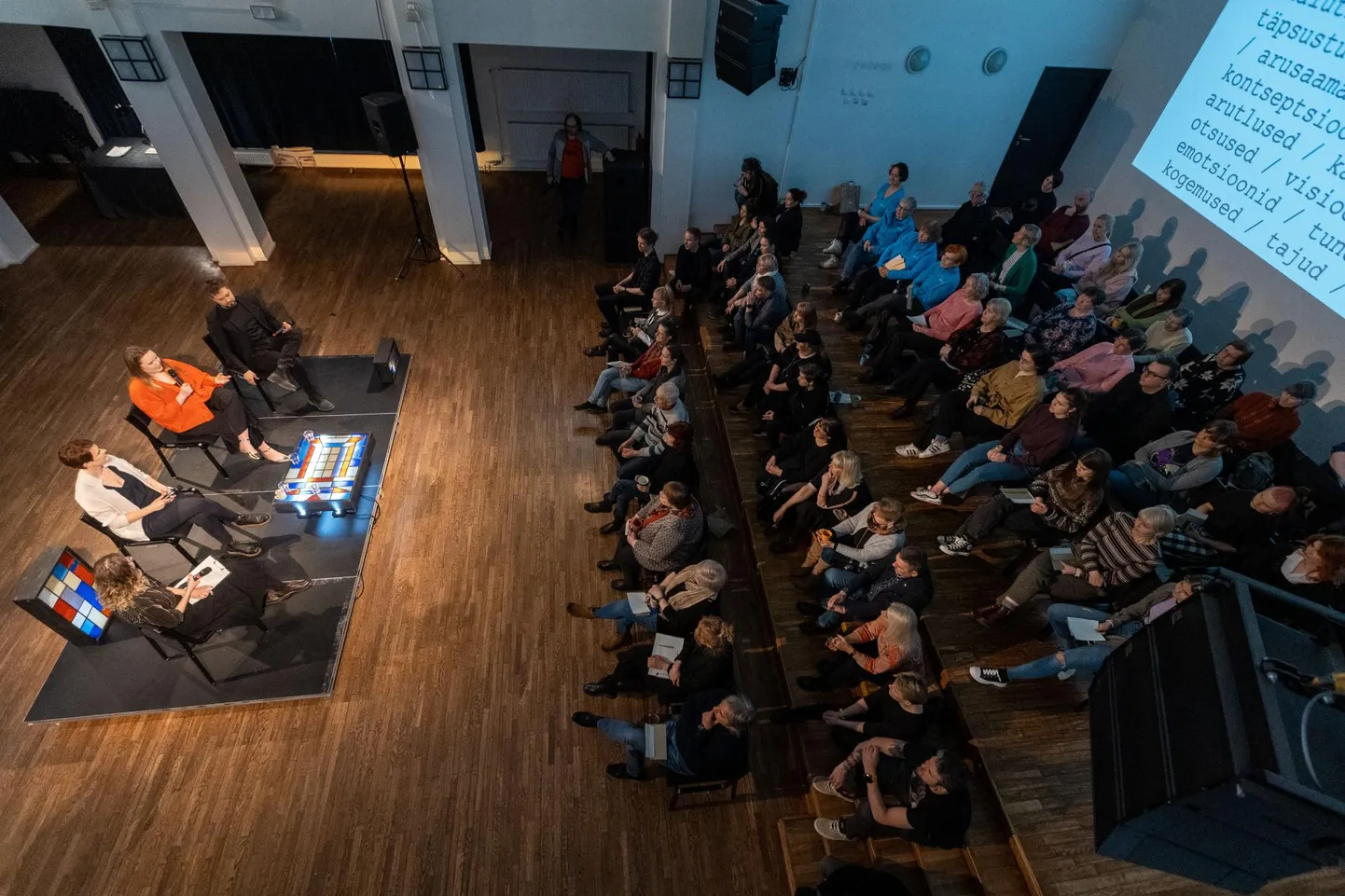 Paide teatri meeskond kohtumas publikuga 2023. aastal: koosseisuväline abijõud Marita Kutsar, produtsent Triin Kordemets, kunstiline juht Mariliis Peterson ja dramaturg Mart-Matteus Kampus.