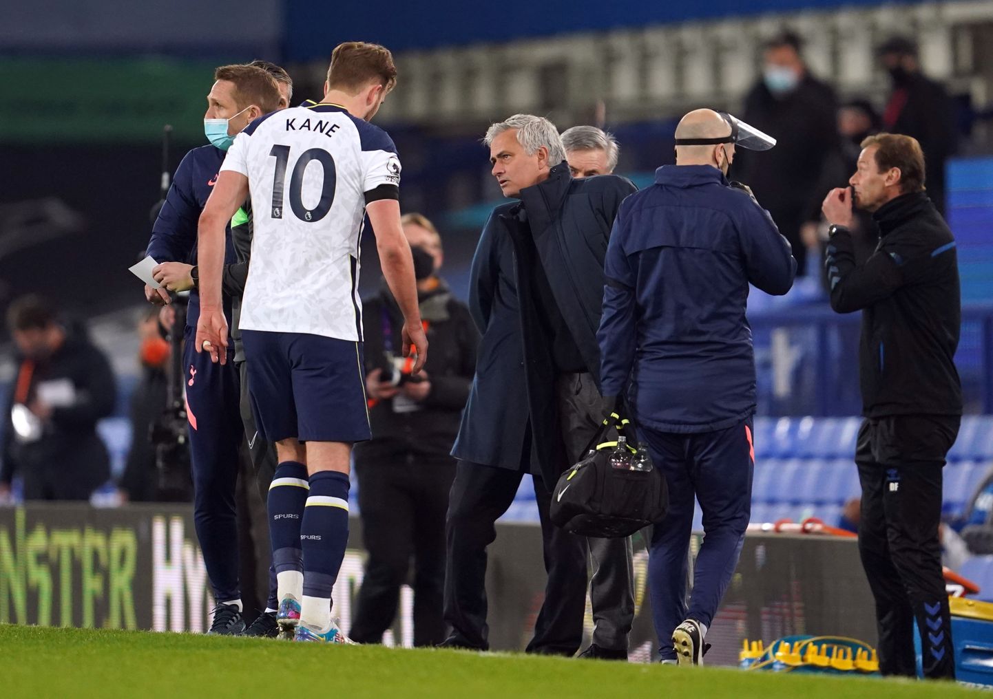 Harry Kane (vasakul) ja Tottenhami peatreener Jose Mourinho.