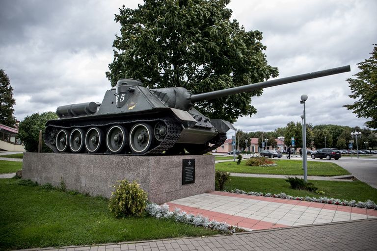 Valgevenes on igas vähegi suuremas asulas Suurele Isamaasõjale pühendatud monument. Sageli tähendab see postamendi otsa paigutatud sõjaaegset tanki T-34, millest Valgevenes ei paista puudust olevat. Selliseid tankimonumente jäi ühepäevasel ringsõidul Minski lähistel silma viis, pildil olev asub Marina Horkas.