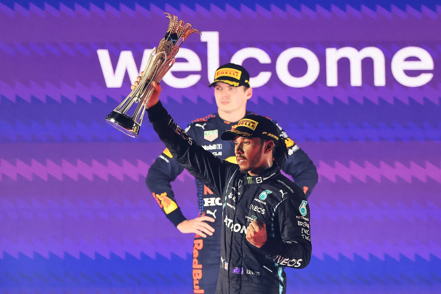 Lewis Hamilton (ees) ja Max Verstappen.