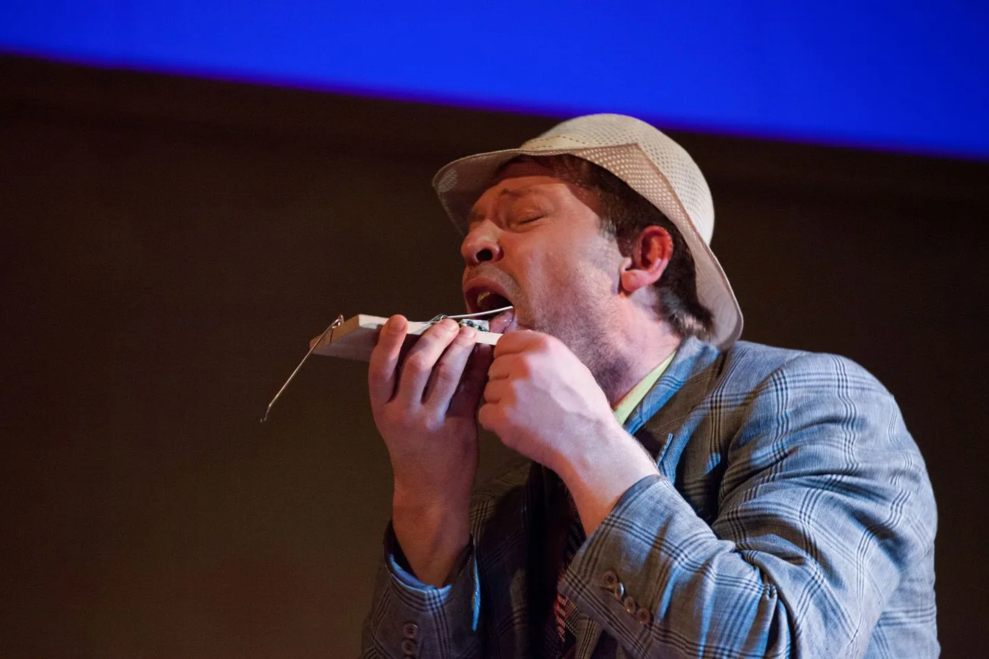 Francis Henshall (Andres Mähar) lavastuses «Üks mees, kaks bossi» hiirelõksult mõõtu võtmas.