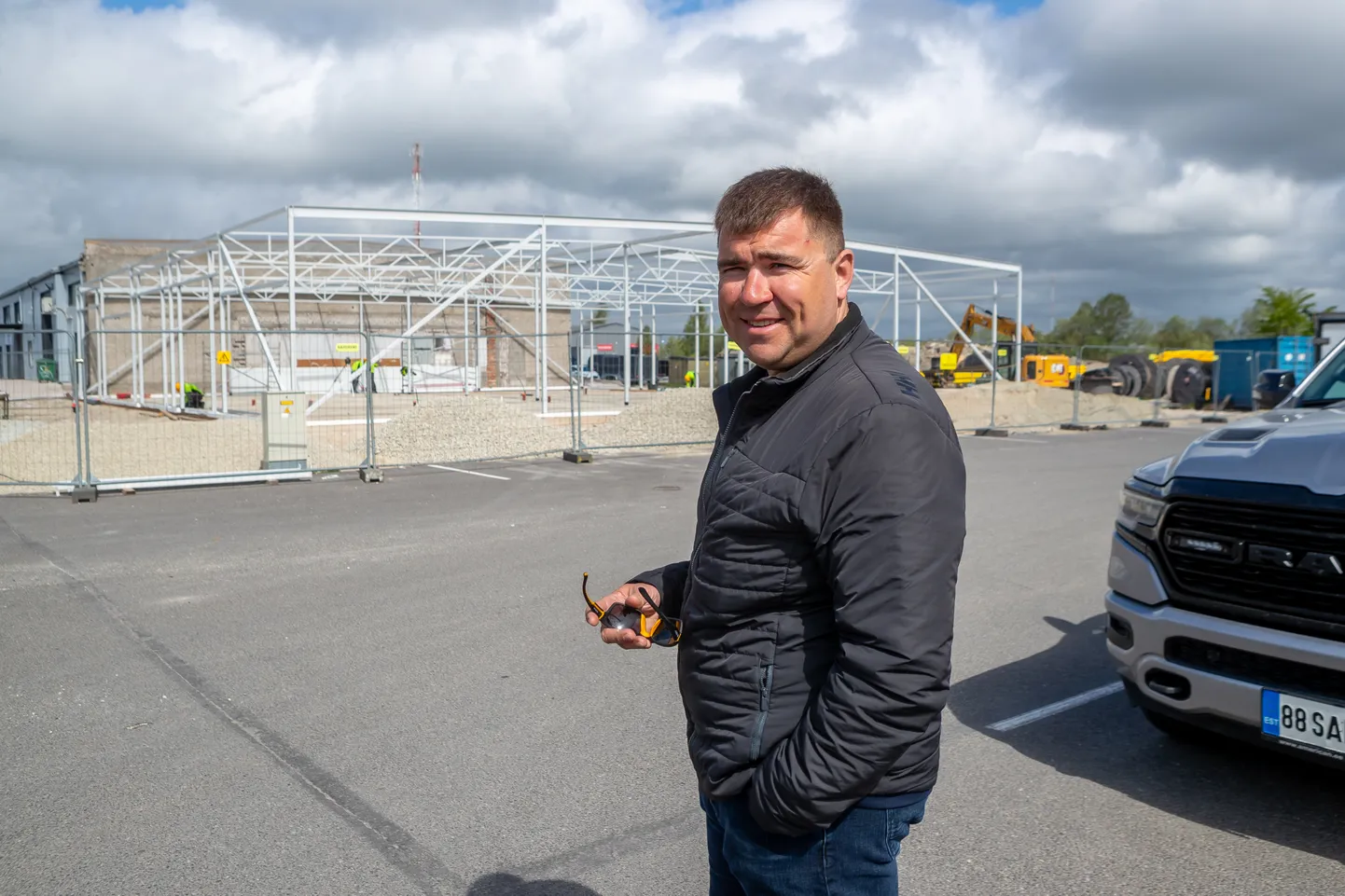 TÖÖ EI LÕPE: Herki Sai usub, et Ringtee ja Kalevi tänava vahelises ärikvartalis jätkub arendustööd veel mitmeteks aastateks. Taamal kerkiv endise leivakombinaadi juurdeehitis peaks valmima augustis.