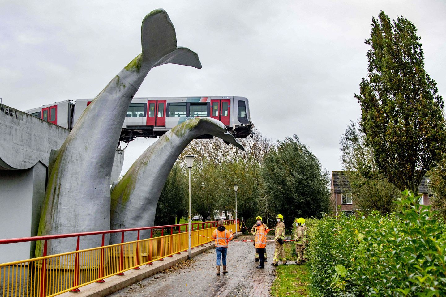 Vaala saba skulptuuri otsas peatunud metroorong Hollandis.
