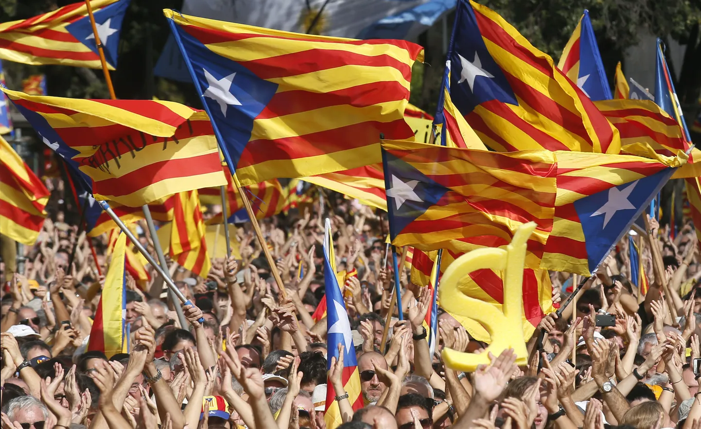 Rahvas Kataloonia lippudega.