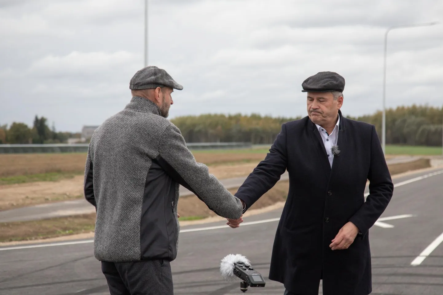Isamaa esimees Helir-Valdor Seeder ja Viljandi vallavanem Alar Karu Mäeltküla tööstuspargi avamisel 2022. aastal.