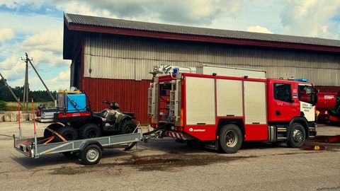 PILDID ⟩ Traktor lõhkus elektriliinid ja päästjad tõttasid suurfarmi tulekahjust päästma