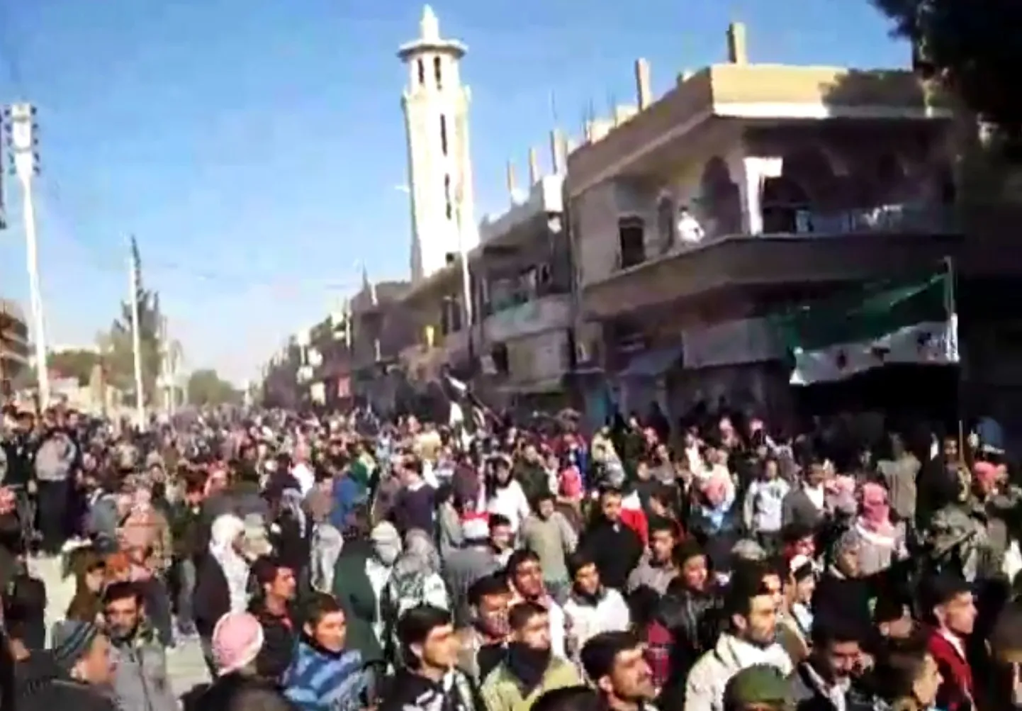 Televiisorist tehtud ja Sham News Networki levitatud pilt eilsest rahvakogunemisest Homsi linnas Süürias.