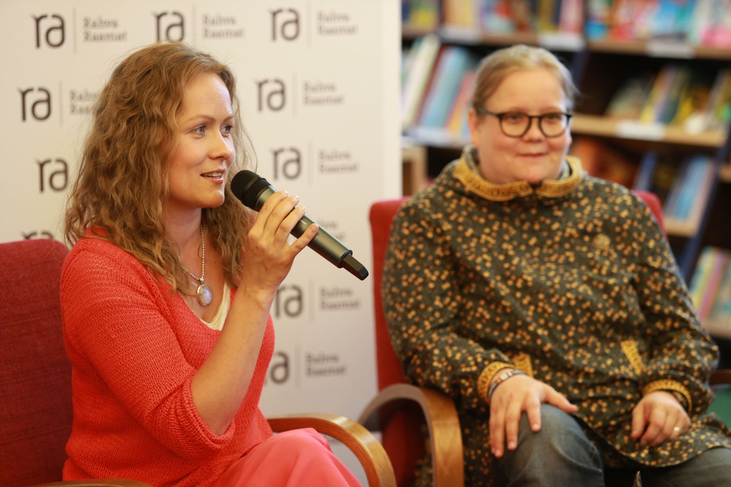 Raamatut "Nupukas Nora" tutvustavad autor Inga Lunge (vasakult) ja joonistuste autor Kreeta Käeri.