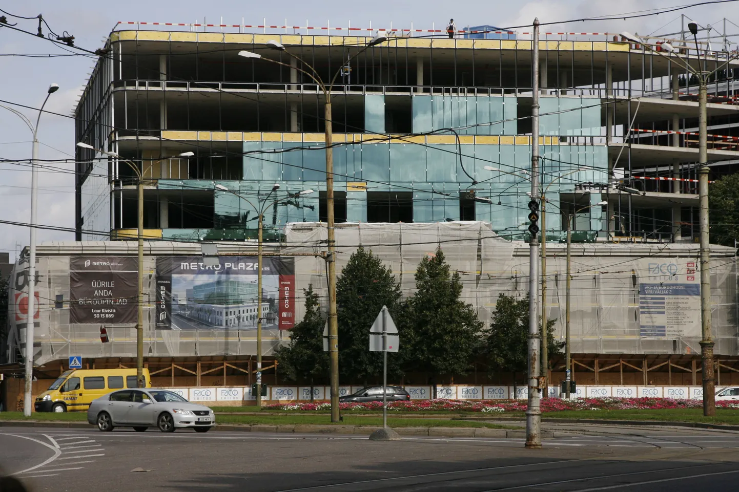 Nüüdseks juba ammu täielikult valminud Metro Plaza nimetus on vaid üks näide rohketest võõrapärastest firmanimedest Eestis.