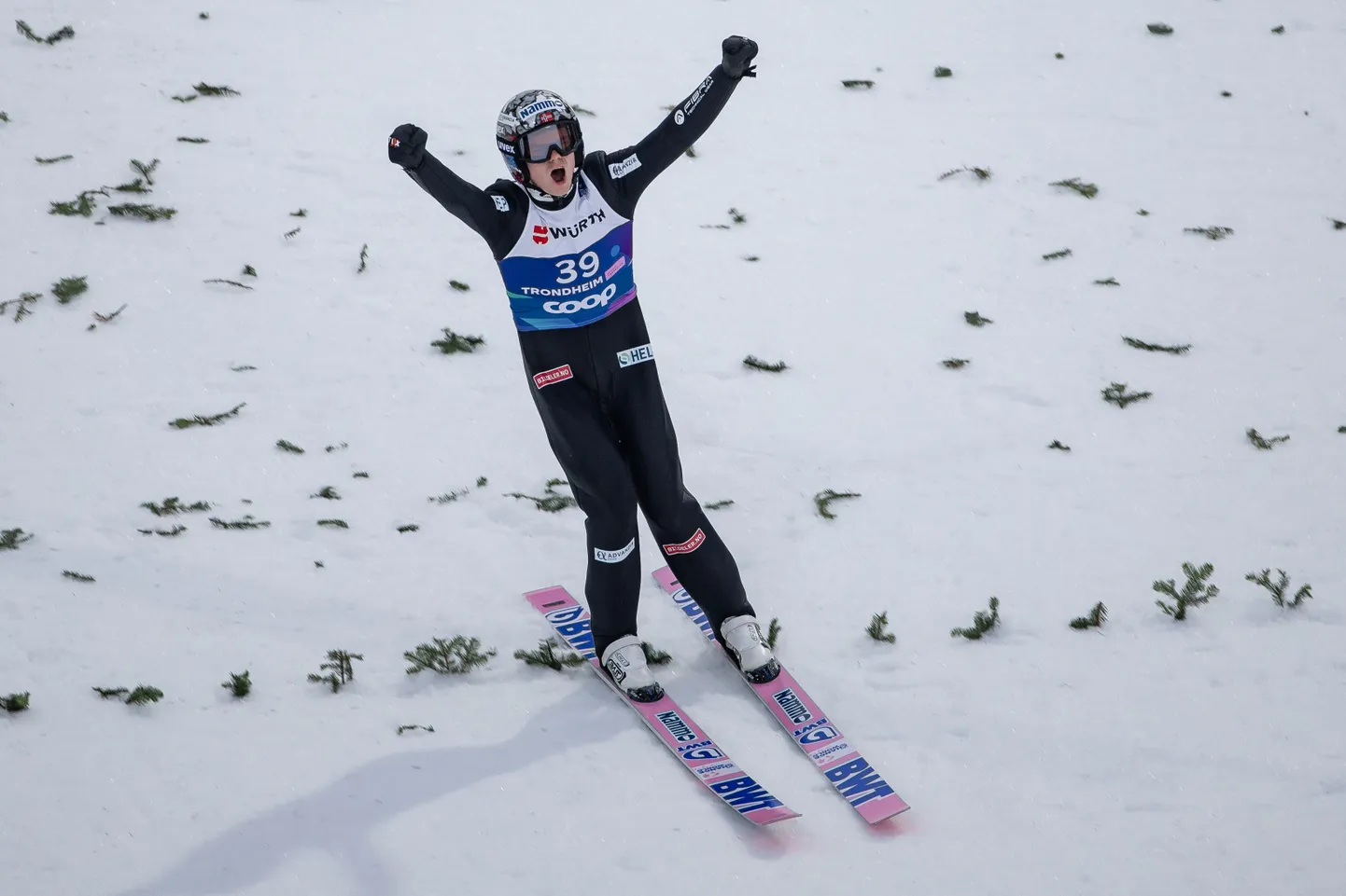 Marius Lindvik ajas pärast hüpet käed taeva poole, sest hõbemedal pidanuks olema taskus. Aga tema tulemus tühistati.