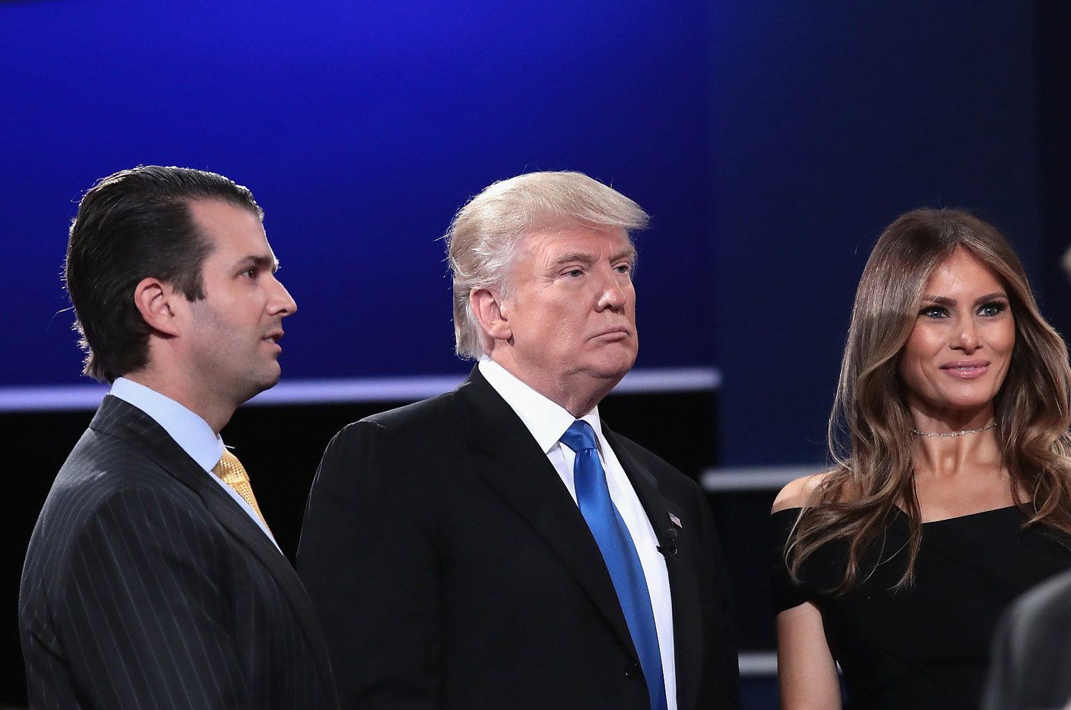 Donald Trump (keskel), ta naine Melania Trump ja poeg Donald Trump, Jr.
